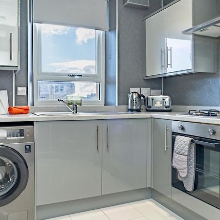 Central Serviced Apartments - 2 Bedroom - Free Street Parking - Fast Wifi - Smart Tvs In All Rooms - Ground Level - Family Neighbourhood - 3 X Double Beds - Heating 24-7 - Trade Stays - Weekly & Monthly Offers Dundee Kültér fotó